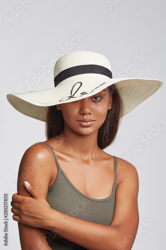 "young girl, dark-skinned girl, smiling girl, brunette girl,  hat with a wide brim, milky-white hat, beach hat, straw sun hat, off-face sun hat, wide brim hat, sequins embroidery, black ribbon, khaki- © RedUmbrella&Donkey