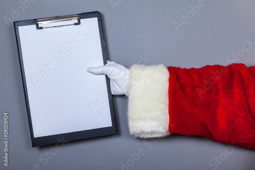Weihnachtsmann hält Klemmbrett photo