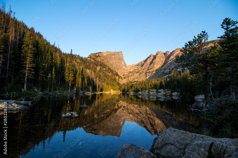 Obraz premium Mountain reflection in lake