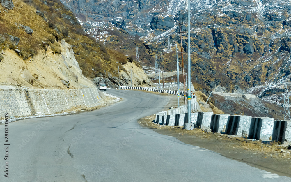 Obraz premium Arunachal Frontier Highway or Mago Thingbu Vijaynagar India and China International Border Highway, maintain by BRO, a planned border highway in Indian state of Arunachal Pradesh follows McMahon Line.