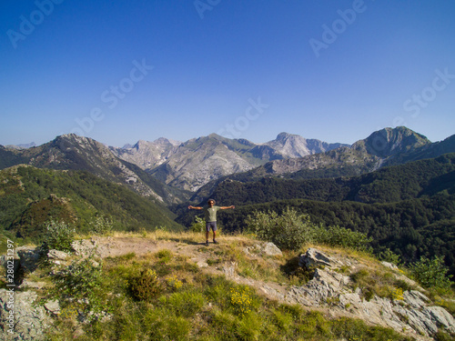 Alpi Apuane, sulla vetta di una montagna. 