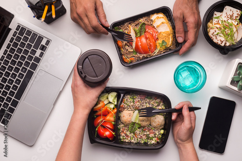 Tableau sur toile Two collegues having lunch time of healthy food in office