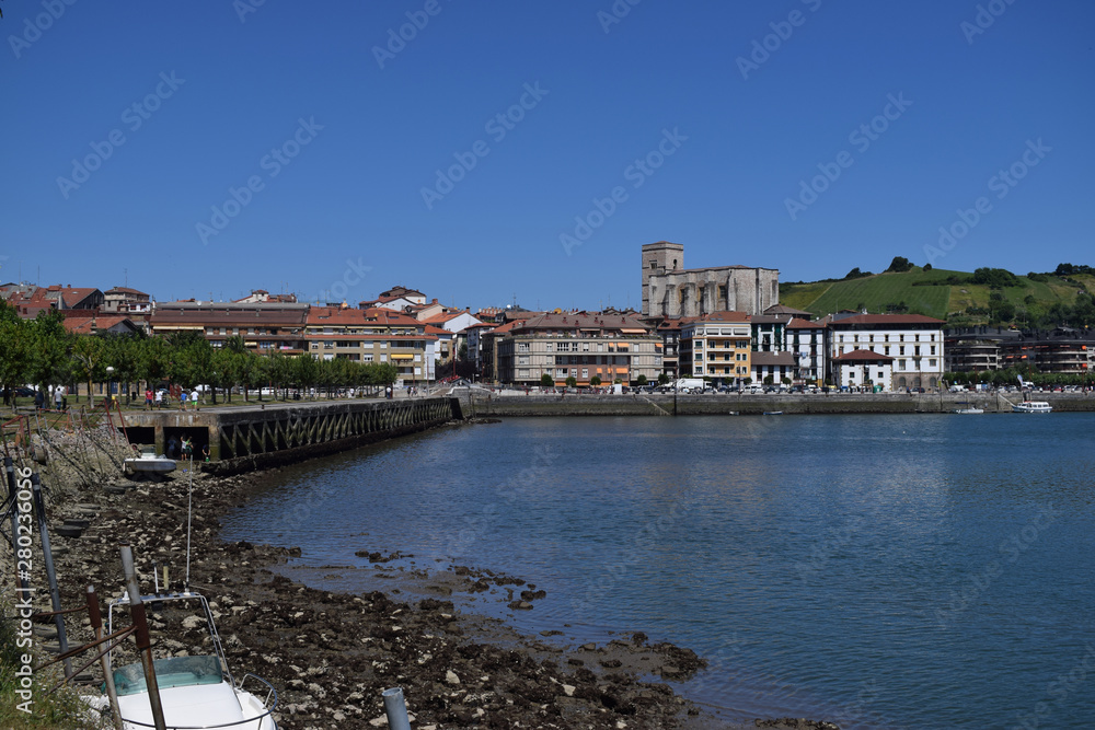 Fototapeta premium Ría a su paso por el pueblo vasco de Zumaia, España.