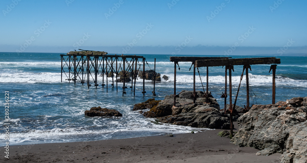 Antiguo y destruido muelle en la playa de Llico en Chile