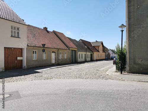 Menschenleere Straße in Niemegk in Brandenburg Deutschland photo