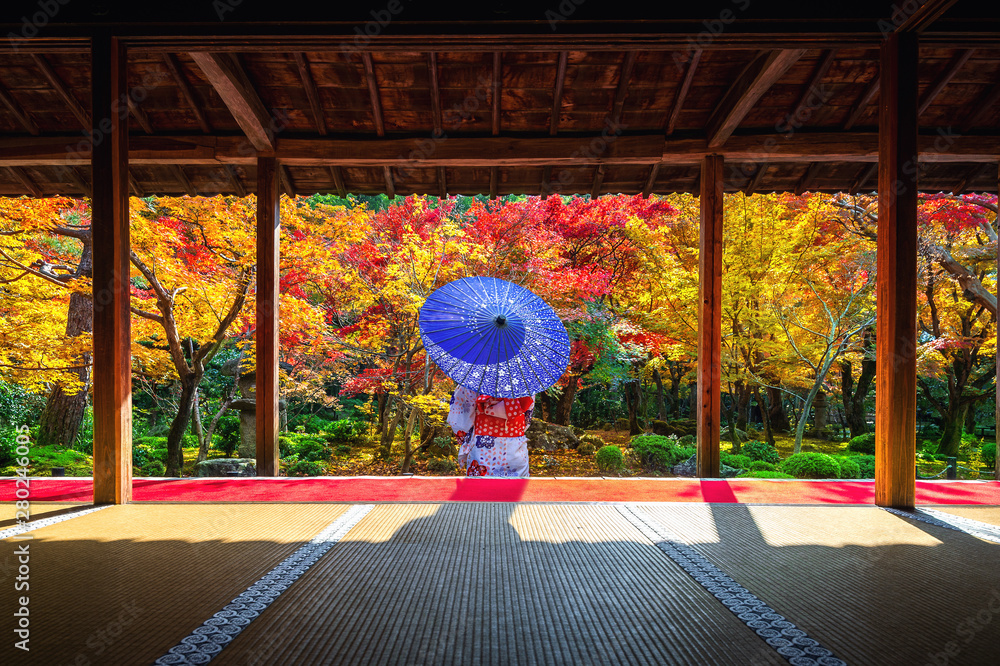 Naklejka premium Asian kobieta ubrana w tradycyjne japońskie kimono jesienią w świątyni Enkoji, Kioto, Japonia.