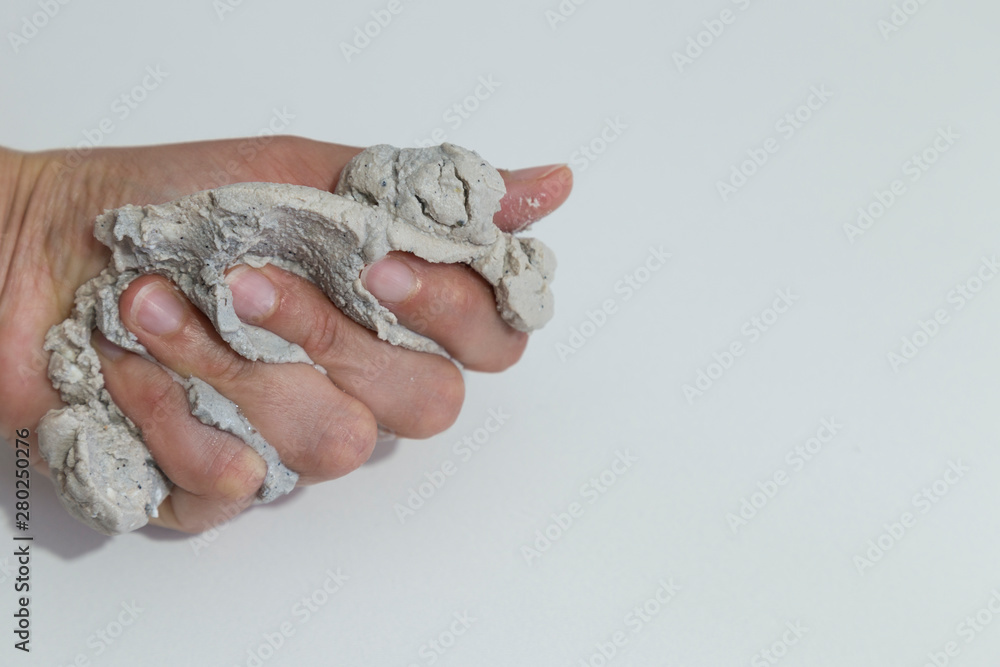 Φωτογραφία the woman hold Chyle or Argil or clay or sand in the hand at the Salda lake from Turkey