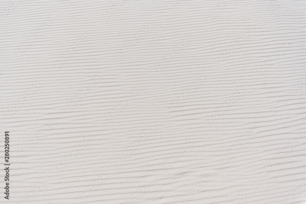 Weißer Sand, Strandsand mit Textfeld Textur mit leichten Wellen Oberfläche und geringe Schärfentiefe Weißer Sand, Strandsand mit Textfeld Textur mit leichten Wellen Oberfläche und geringe Schärfentiefe