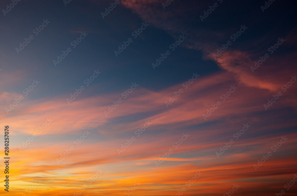 Obraz premium Vivid sky illuminated by the sunset
