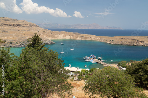 Bucht mit blauem und kristallklarem Wasser auf Rhodos in Griechenland