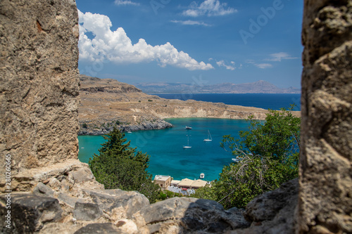 Bucht mit blauem und kristallklarem Wasser auf Rhodos in Griechenland