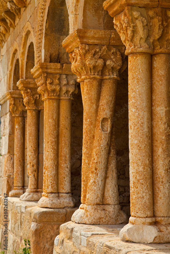 Columna de fustes torsionados, Galería porticada, Iglesia de San Pedro ...