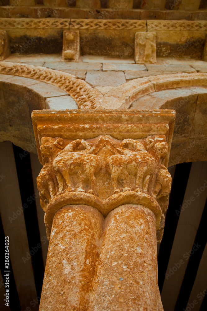 Columna de fustes torsionados, Galería porticada, Iglesia de San Pedro ...