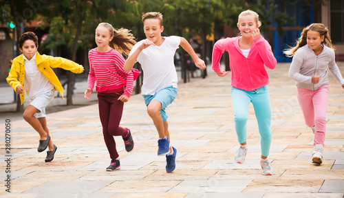 Fototapeta Naklejka Na Ścianę i Meble -  Children jogging in park