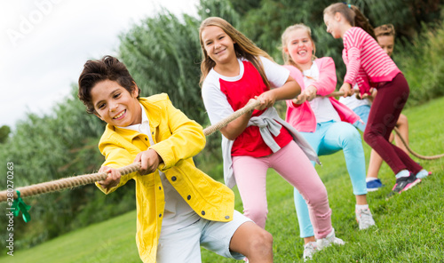 Children are pulling rope