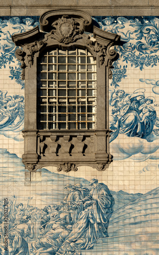 Mur en azulejos et fenêtre renaissance de l'église du Carmo à Porto, Portugal