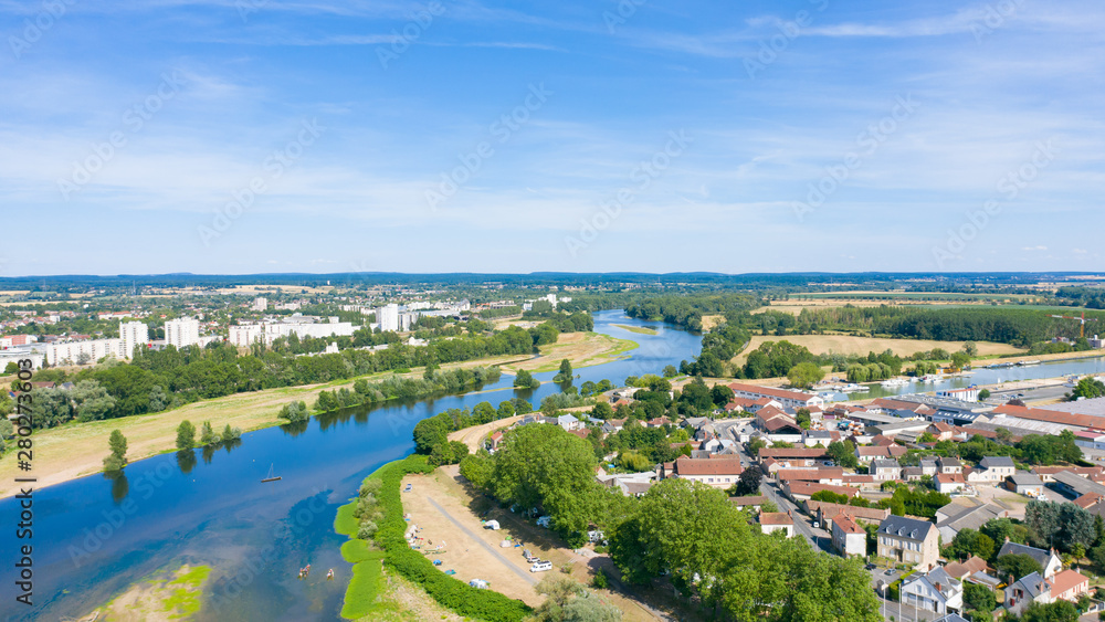 Vue sur la Loire et sur une partie de la ville de Nevers