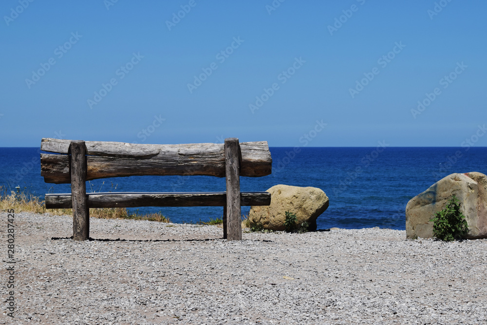 Banco de madera con vistas al mar.