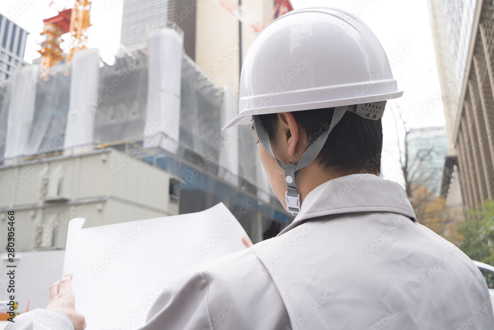 ビジネスマン ヘルメット 建設現場 図面 後ろ姿 Stock 写真 Adobe Stock