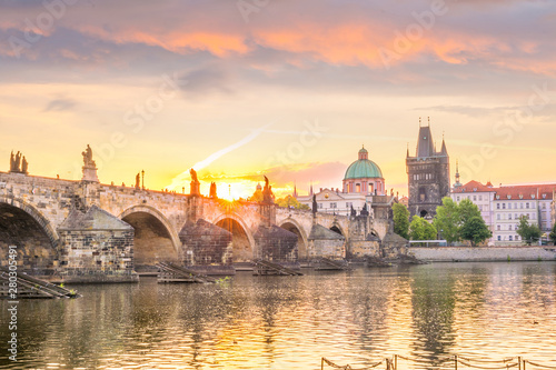 Słynny ikoniczny obraz mostu Karola i panoramę Praguecity