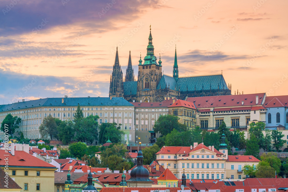 Obraz premium Prague city skyline with Prague Castle in Czech Republic