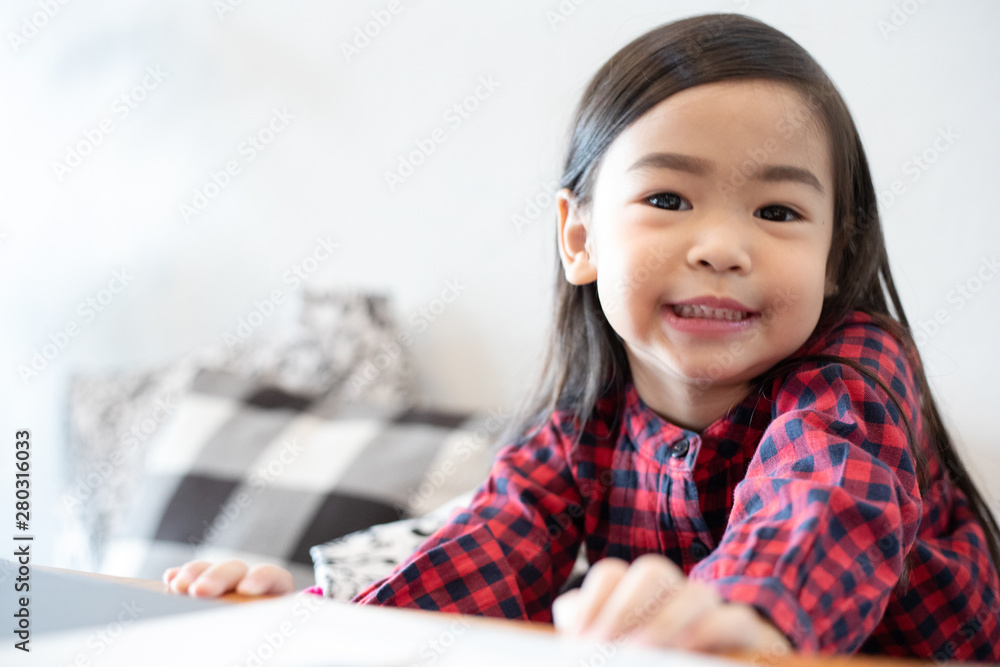 Asian Cute little girl sitting smiling - obrazy, fototapety, plakaty 