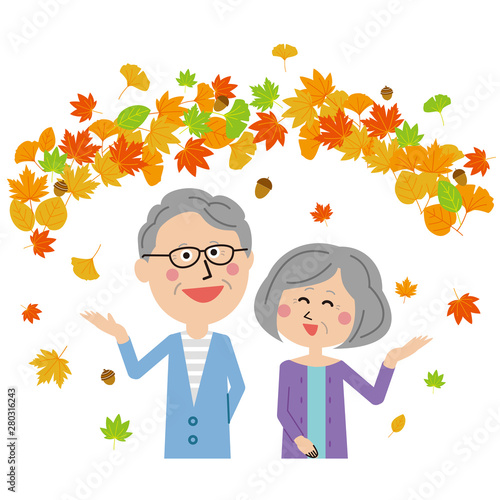 ポップなシニアカップル　楽しく紅葉を見る