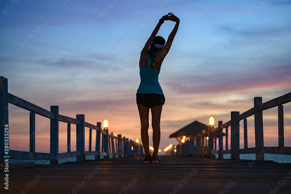Φωτογραφία silhouette of healthy woman jogging alone at daily morning on the wooden jetty b