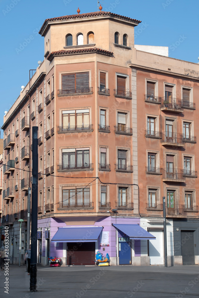 fachada de edificio situado en Plaza Corsini, Tarragona (España)