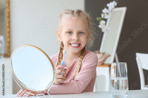 Little girl cleaning teeth ...