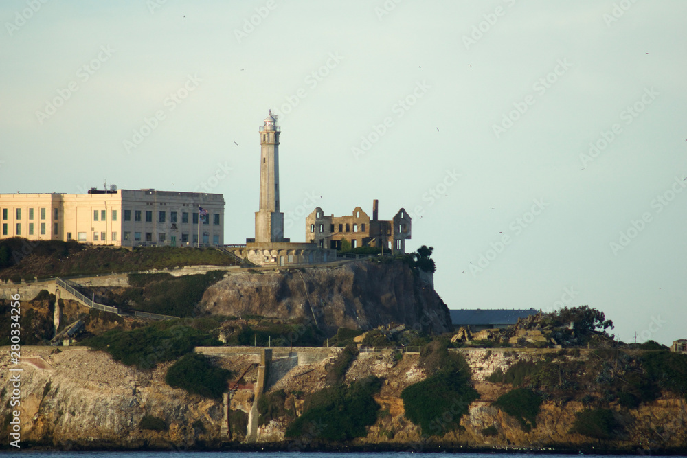 Obraz premium SAN FRANCISCO, CALIFORNIA, UNITED STATES - NOV 25th, 2018: Alcatraz Island with famous prison building during sunny day