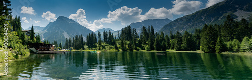 Fotografia the picturesque Untersee lake in Arosa with the public swimming pool and a great
