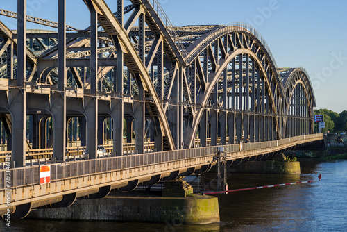  Hafen Brücke Hamburg Elbe Abendlicht © Carl-Jürgen Bautsch
