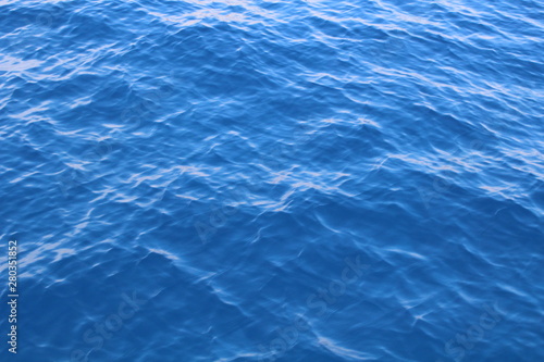 klares blaues Meerwasser Nahaufnahme