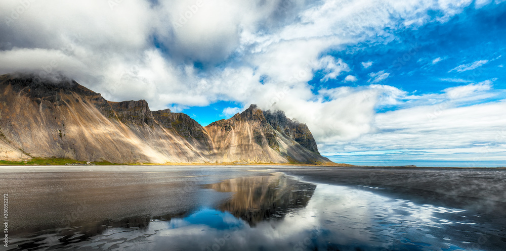 Obraz premium Splendid sunny day and gorgeous reflection of Vestrahorn mountaine on Stokksnes cape in Iceland.