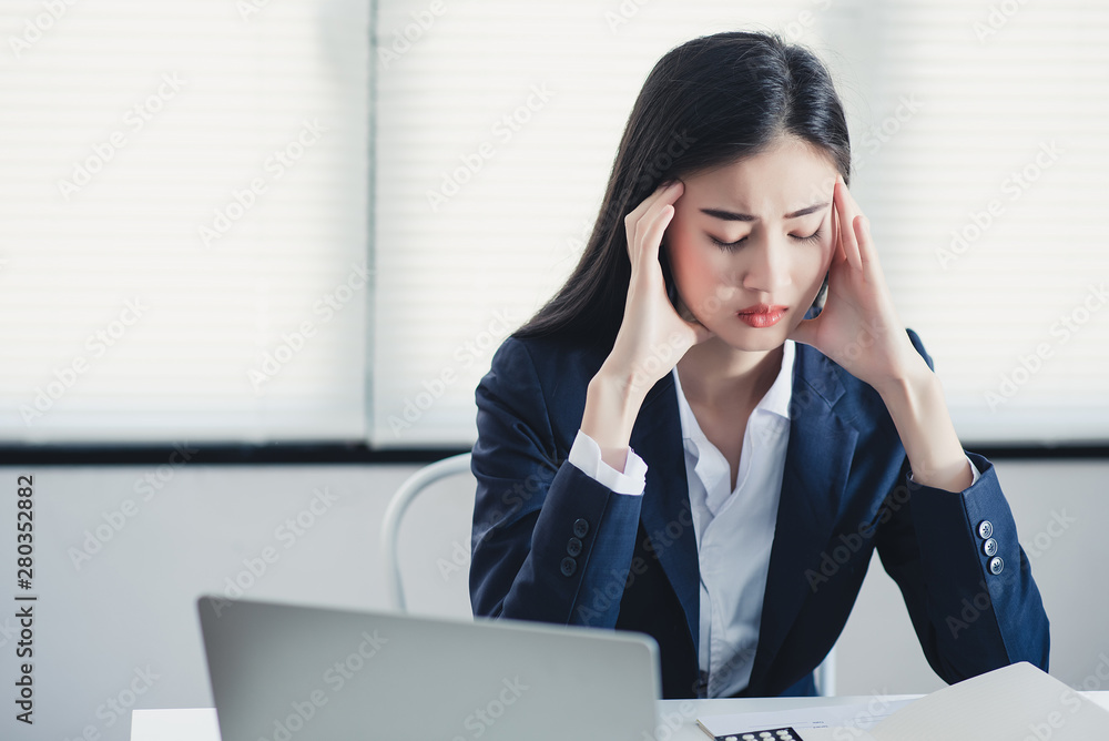 Office workers have headaches from work. Office syndrome Office workers have headaches from work. Office syndrome