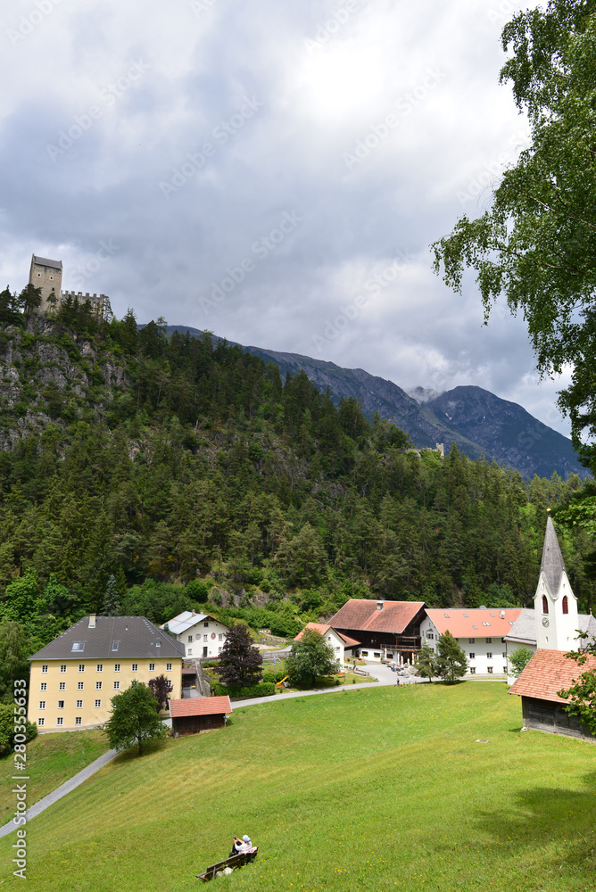 Wallfahrtskirche Mariahilf und Kronburg in Zams/Tirol