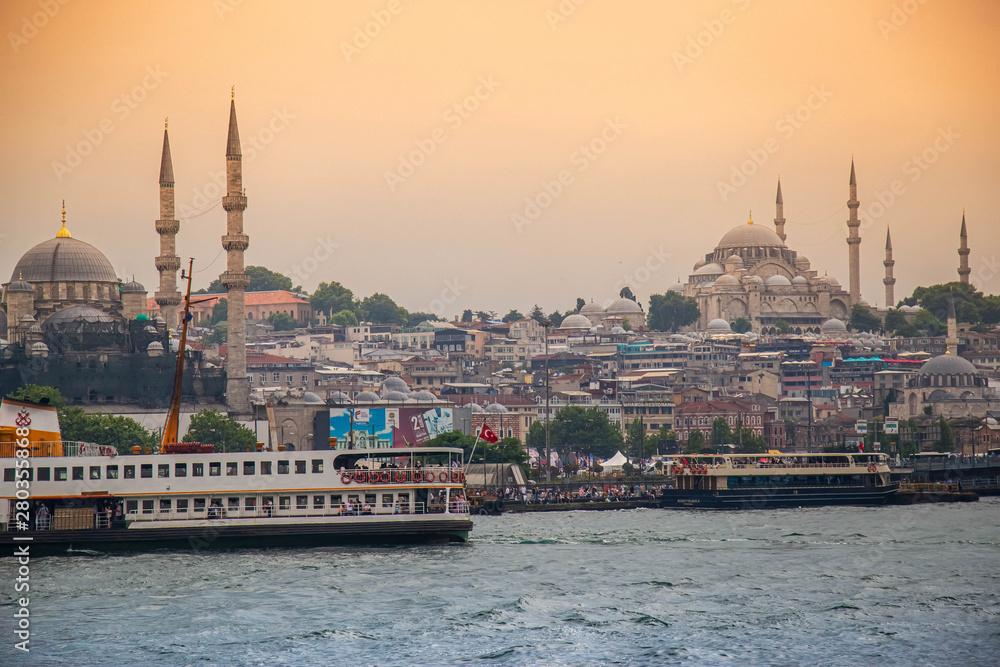Obraz premium Istanbul Golden Horn i City Ferry