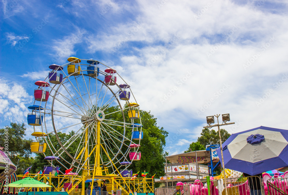 Fototapeta premium Diabelski młyn na targach w małym kraju