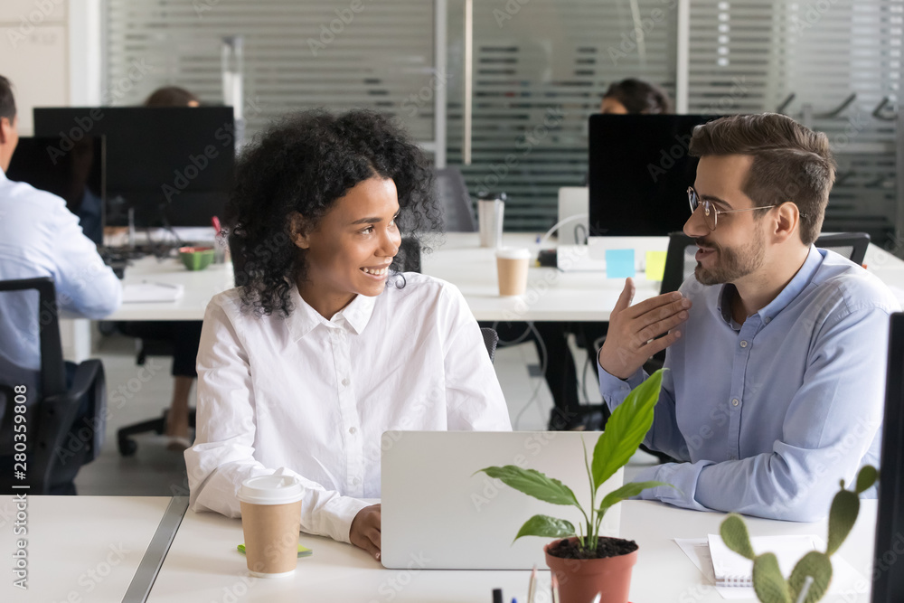 Obraz premium Friendly mentor explaining African American intern new project