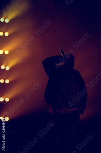 Canvastavla Silhouette of rap singer with microphone in hand