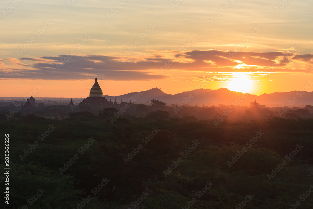 Fototapeta premium Dawn over the temples of Bagan, Myanmar