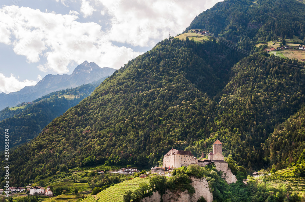 Dorf Tirol, Schloss Tirol, St. Peter, Kirche, Hochmuth, Algund, Weinberg, Wanderweg, Waalweg, Vinschgau, Südtirol, Texelgruppe, Sommer, Italien