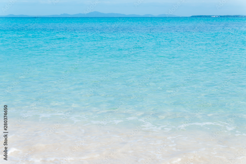 白い砂浜と青い海