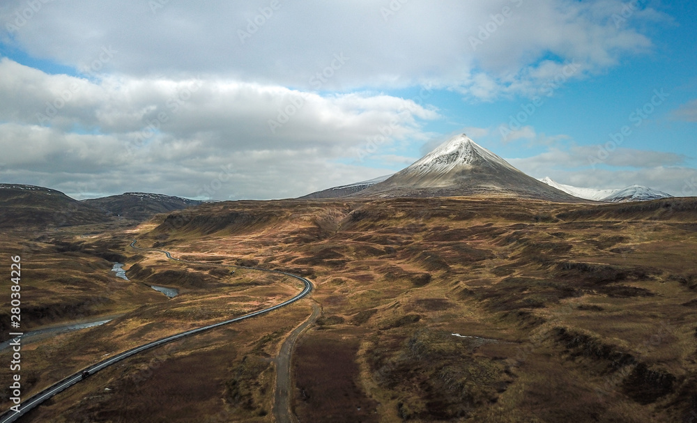 Vue aérienne route et volcan d'Islande