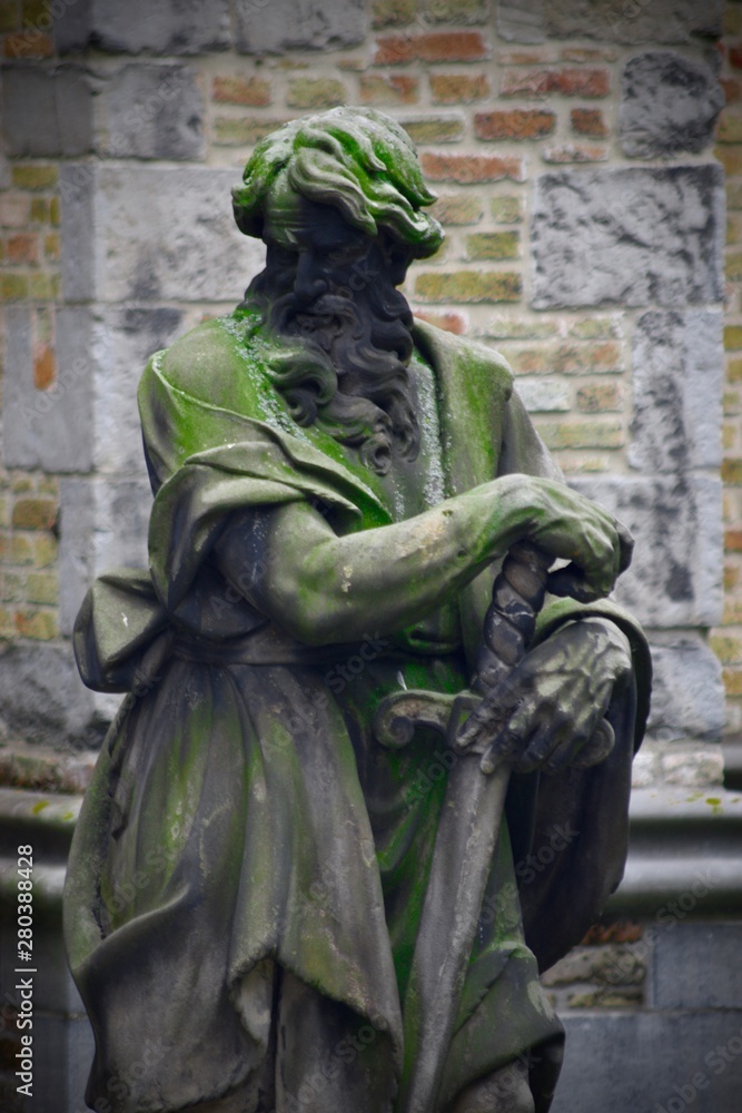 Naklejka premium Caballero de piedra con moho verde.