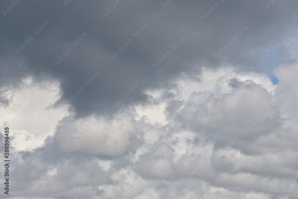 Obraz premium Lourds nuages gris .