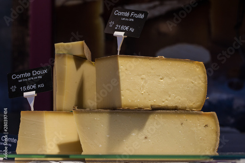 Fromages de Comté sur l'étal d'une fromagerie photo