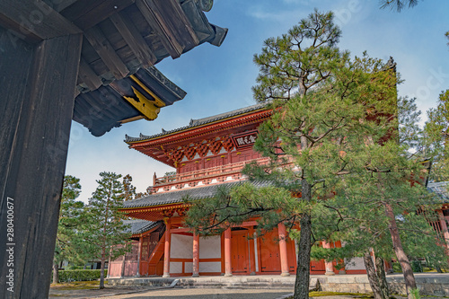Obraz na płótnie 大徳寺 粉雪の中の山門（金毛閣）