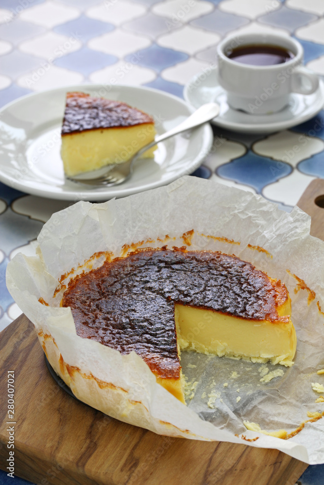 Fototapeta premium homemade basque burnt cheesecake, spanish dessert
